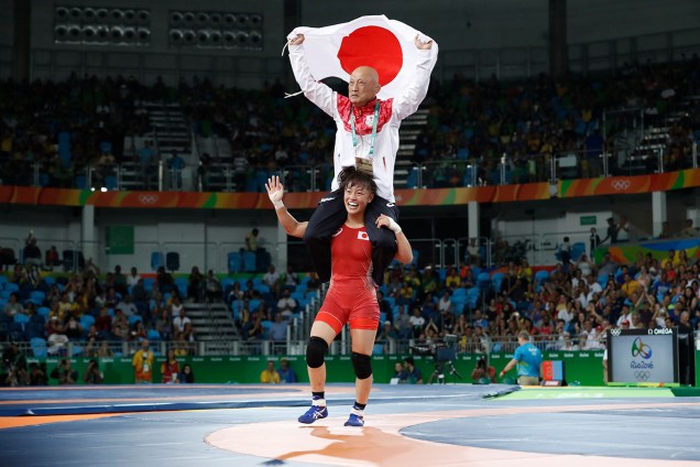 Eri Tosaka, lutadora japonesa, celebra vitória na final contra Mariya Stadnyk, do Azerbaijão, na categoria até 48kg, no Rio de Janeiro