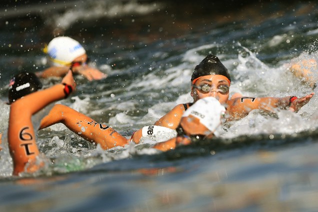 Atletas competem, na praia de Copacabana, a modalidade feminina de maratona aquática, no Rio de Janeiro