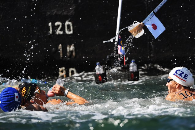 Pit-stops em barcos oferecem água mineral e isotônicos para as atletas que disputaram maratona aquática feminina na praia de Copacabana, no Rio de Janeiro