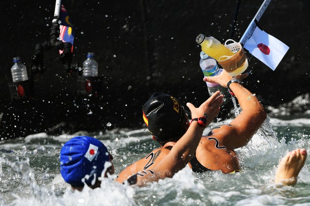 Pit-stops em barcos oferecem água mineral e isotônicos para as atletas que disputaram maratona aquática feminina na praia de Copacabana, no Rio de Janeiro