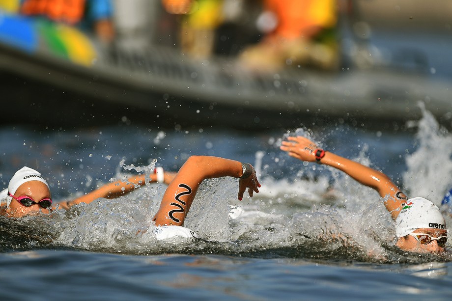 Nadadoras disputam maratona aquática da praia de Copacabana no Rio de Janeiro