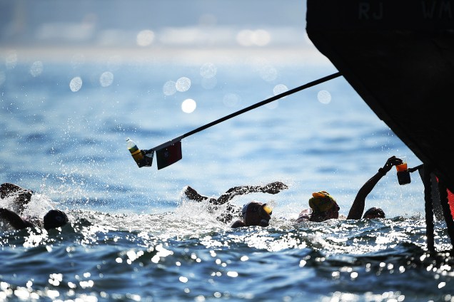 "Pit-stops" oferecem água mineral para as nadadoras que disputaram a prova de maratona aquática em Copacabana, no Rio de Janeiro