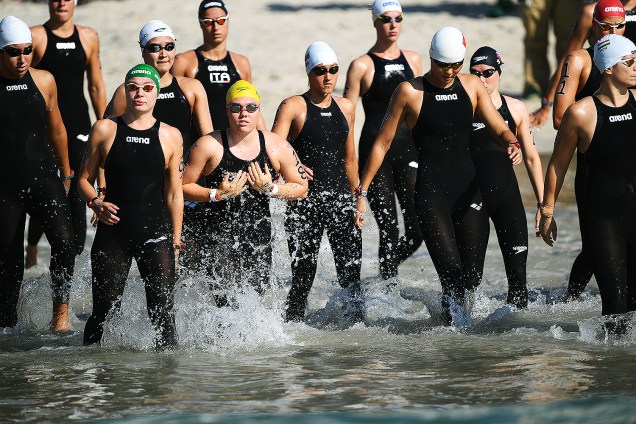 Nadadoras chegam à praia de Copacabana para disputar maratona aquática feminina no Rio de Janeiro pelos Jogos Olímpicos