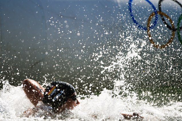 Nadadoras disputam maratona aquática na praia de Copacabana, no Rio de Janeiro