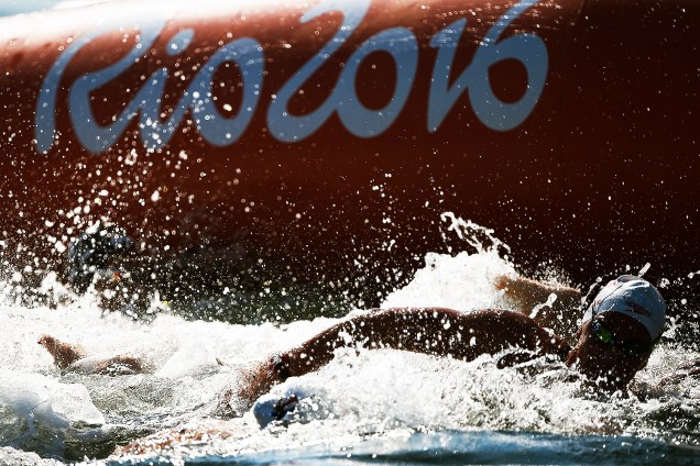 Nadadoras disputam maratona aquática na praia de Copacabana, no Rio de Janeiro