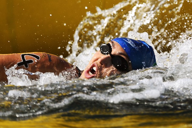 Nadadoras disputam medalhas na modalidade feminina da maratona aquática, na praia de Copacabana, no Rio de Janeiro