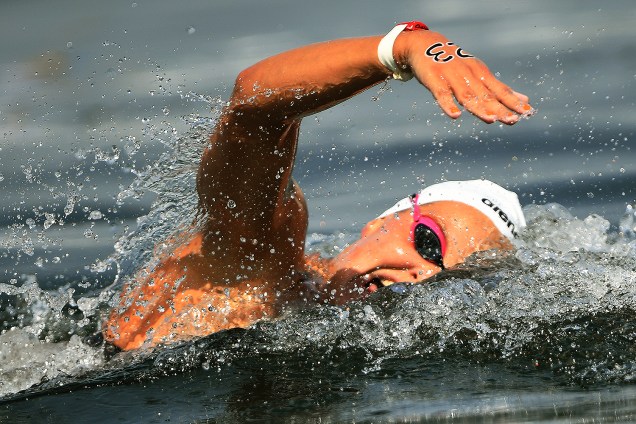Nadadoras disputam medalhas na modalidade feminina da maratona aquática, na praia de Copacabana, no Rio de Janeiro
