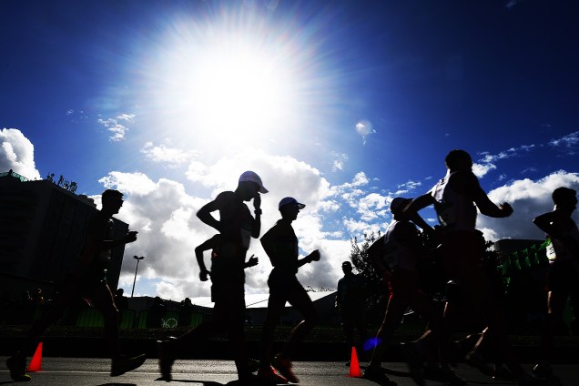 Atletas da marcha atlética durante a prova dos 20km masculino, nas Olimpíadas Rio 2016