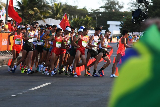 Atletas da marcha atlética durante a prova dos 20km masculino, nas Olimpíadas Rio 2016