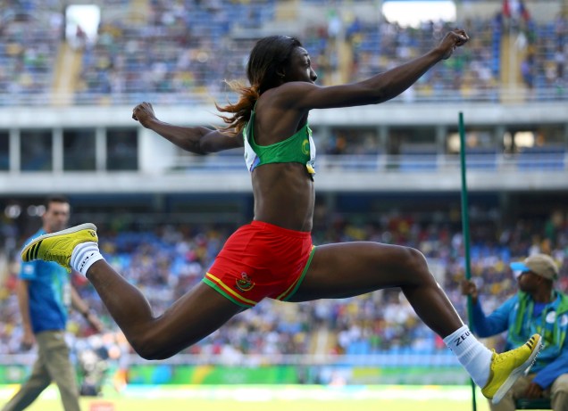 Camaronesa Joelle Mbumi Nkouindjin compete na prova de salto triplo pela Rio-2016 - 13/08/2016