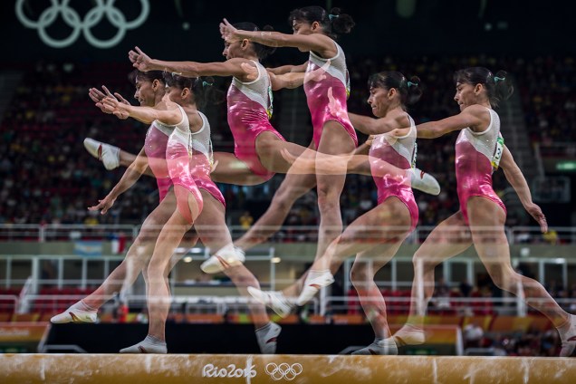 Ginastas se apresentam na trave de equilíbrio durante etapa classificatória da ginástica artística feminina, disputada na Arena Olímpica da Barra