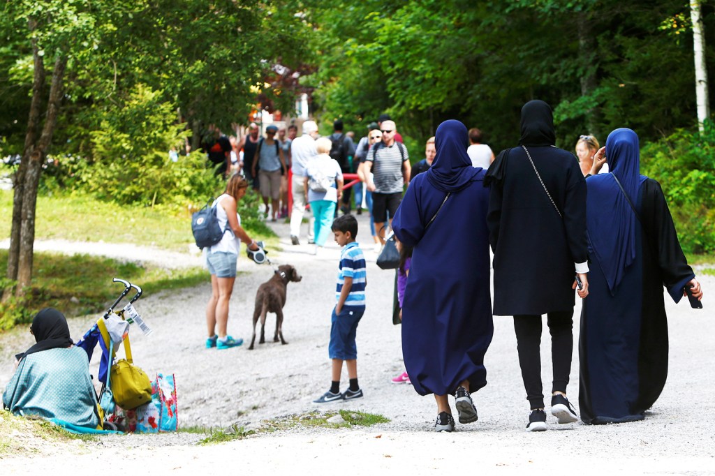 Mulheres caminham de burca próximas ao Lago Eibsee, na cidade alemã de Garmisch-Partenkirchen - 16/08/2016