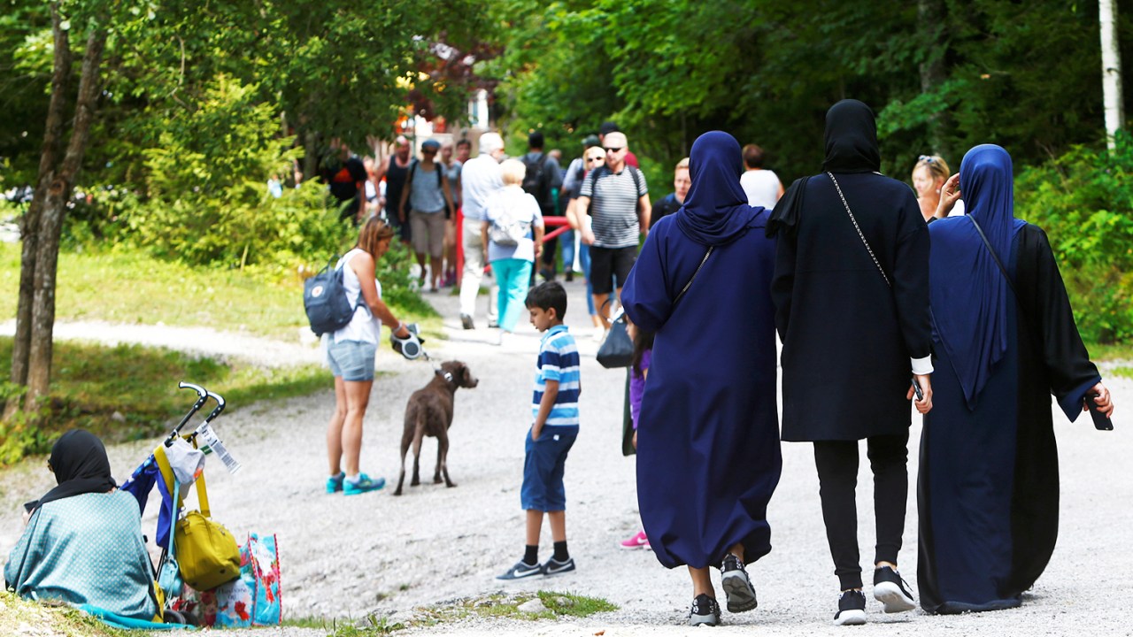 Mulheres caminham de burca próximas ao Lago Eibsee, na cidade alemã de Garmisch-Partenkirchen - 16/08/2016
