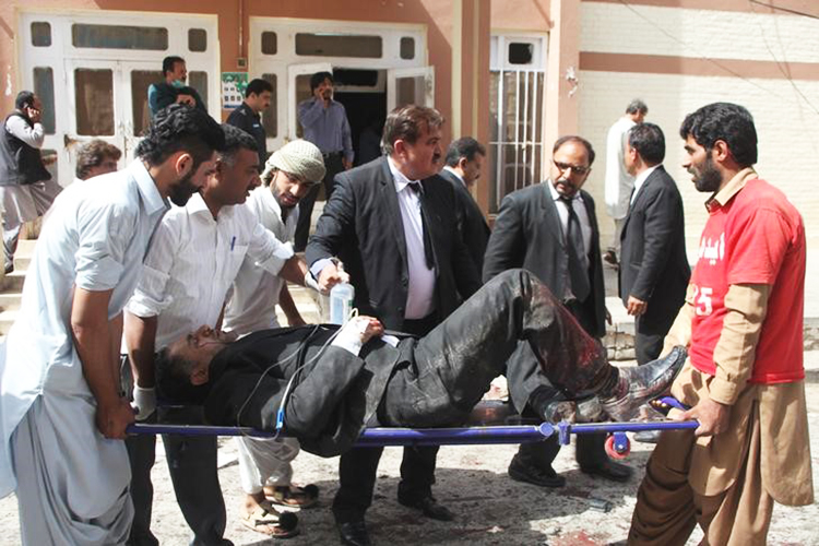 Voluntários e socorristas carregam homem ferido após explosão em hospital de Quetta, no Paquistão. Ao menos 63 pessoas morreram - 08/08/2016 Voluntários e socorristas carregam homem ferido após explosão em hopital de Quetta, no Paquistão. Ao menos 63 pessoas morreram - 08/08/2016
