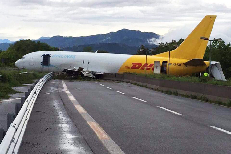 Avião perde controle e atravessa rodovia na Itália, na região de Bergamo, no norte do país - 05/08/2016