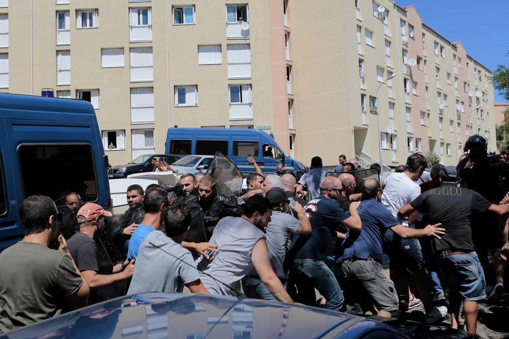 Policiais e civis entram em confronto após prefeito proibir o uso de "burquinis" nas praias da ilha mediterrânea francesa