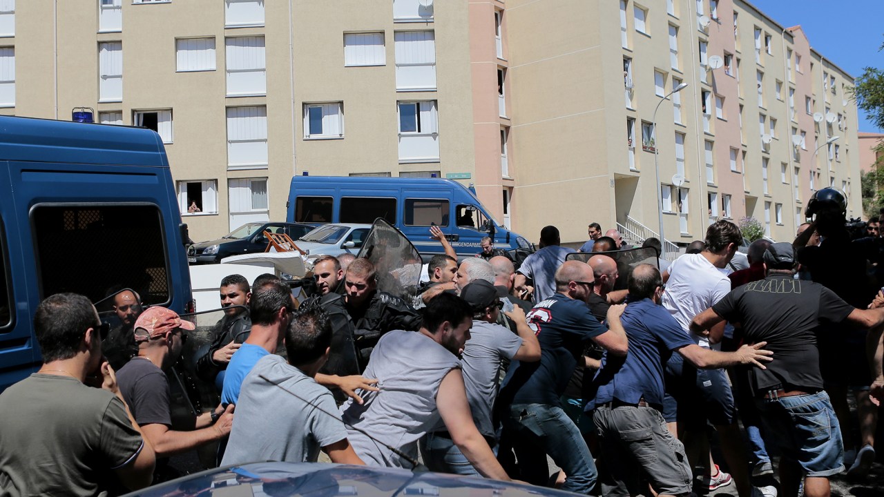 Policiais e civis entram em confronto após prefeito proibir o uso de "burquinis" nas praias da ilha mediterrânea francesa