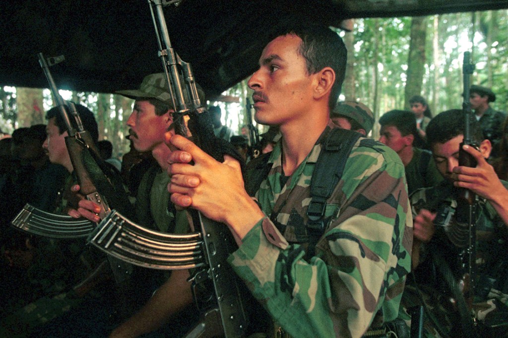 Guerrilheiros da FARC (Forças Armadas Revolucionárias da Colômbia), durante ação na floresta colombiana de Caquetá - 28/02/2002