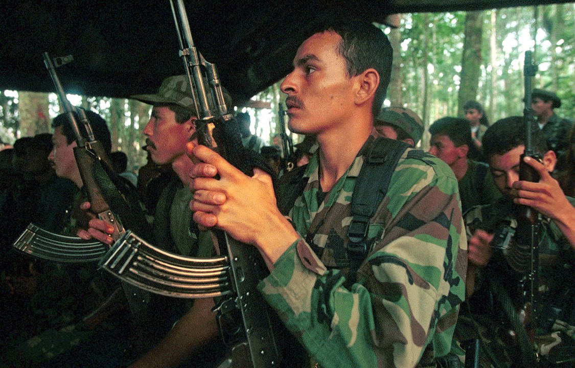 Guerrilheiros da FARC (Forças Armadas Revolucionárias da Colômbia), durante ação na floresta colombiana de Caquetá - 28/02/2002