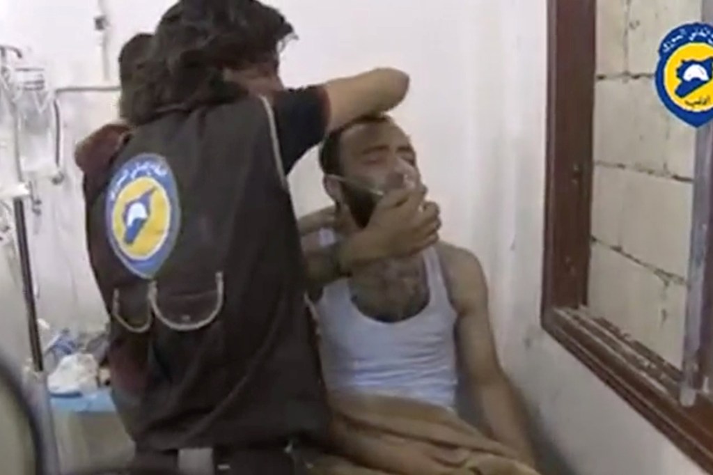Enfermeiro cuida de paciente que inalou gás tóxico, proveniente de um ataque na província de Idlib, na Síria