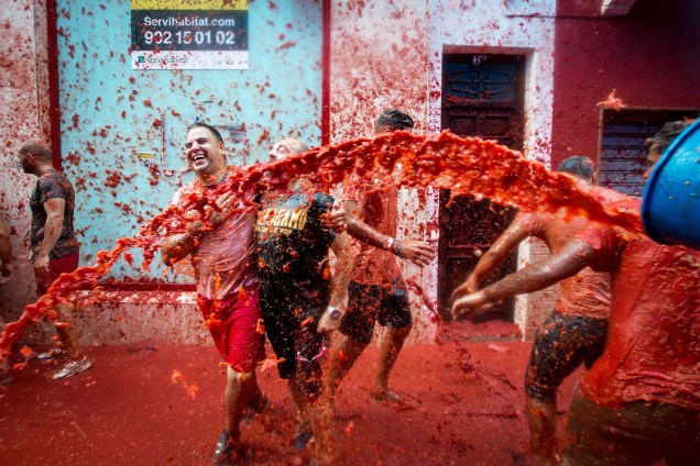 Participantes lançam polpas de tomate durante as festividades anuais da "Tomatina", na aldeia de Buñol, em Valência, na Espanha. 160 toneladas de tomates maduros são utilizados durante o evento - 31/08/2016