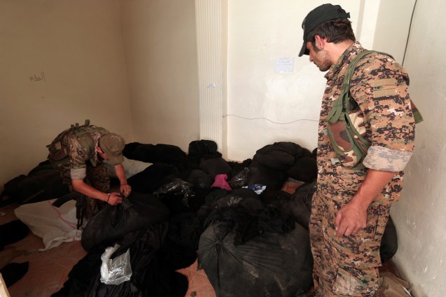 Membros das Forças Democráticas Síria inspecionam um centro que foi usado pela polícia religiosa do Estado Islâmico (al-Hisbah) em Manbij, na Síria - 17/08/2016