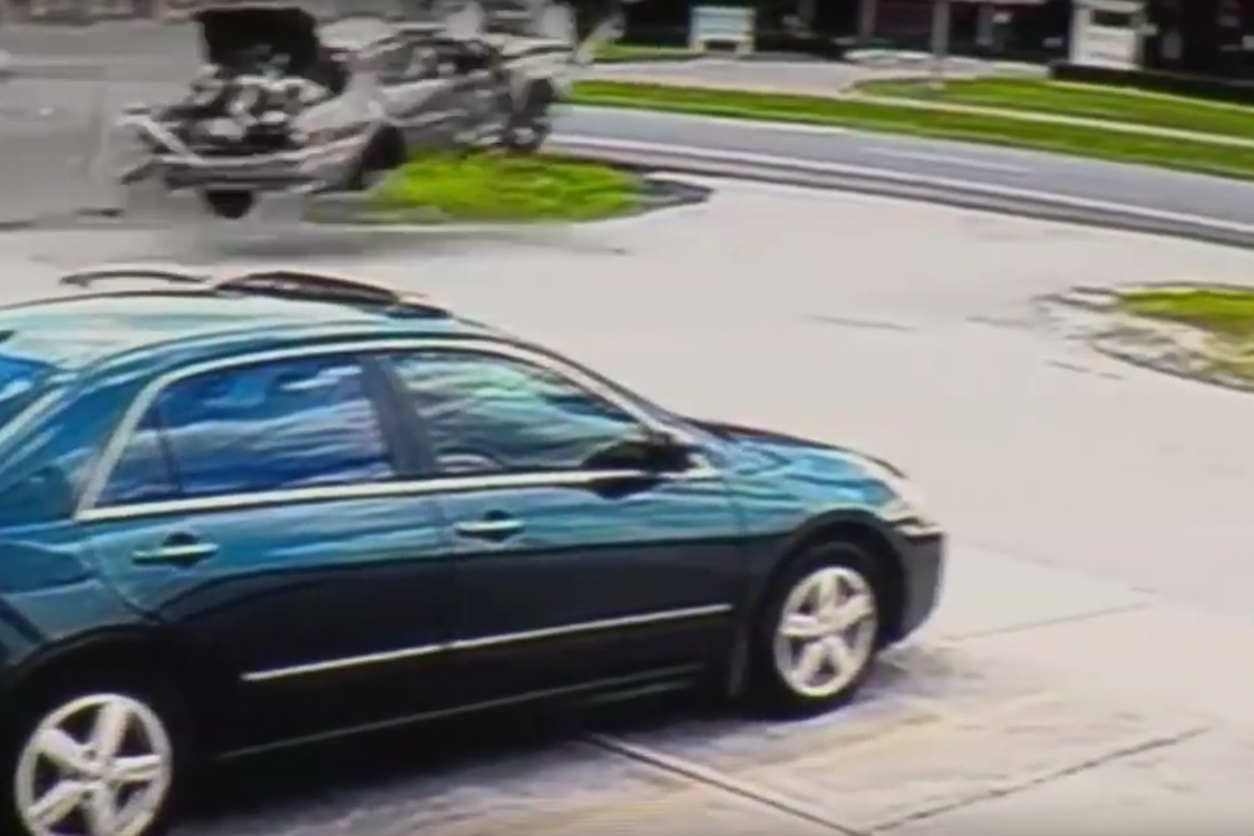 Carro capota mais de cinco vezes em uma avenida na Flórida