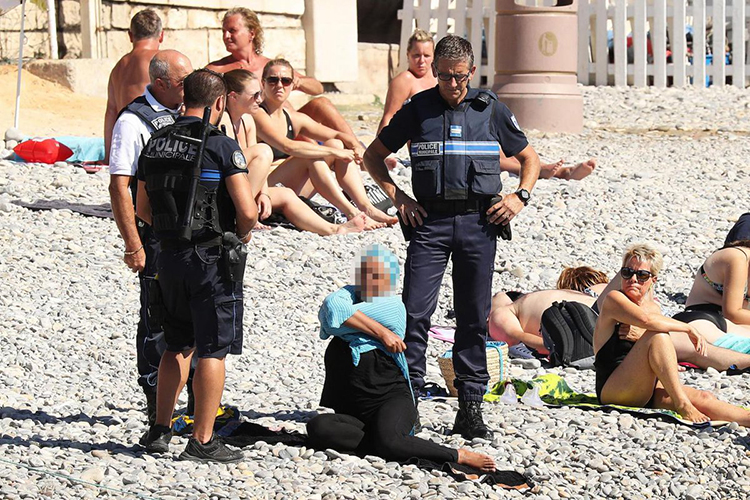 Policiais franceses obrigam mulher a tirar burca em praia