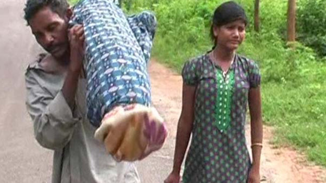 Homem carrega o corpo da esposa falecida por 10 km na Índia
