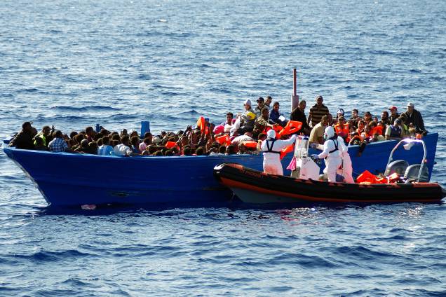 Equipe resgata um barco de imigrantes no Mar Mediterrâneo, na costa da Itália - 08/09/2014