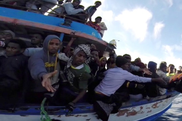 Imigrantes ilegais são intecerptados pela guarda costeira da Itália na costa da Sicília - 13/04/2015