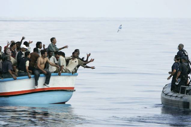 Militares de Malta atiram garrafas de água para imigrantes ilegais que atravessavam o Mar Mediterrâneo - 25/09/2005