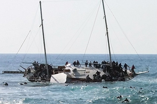 Embarcação que transportava imigrantes ilegais naufraga na costa da ilha de Rhodes, na Grécia