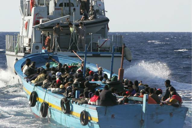 Imigrantes ilegais são resgatados pela Marinha italiana nas proximidades da costa de Lampedusa