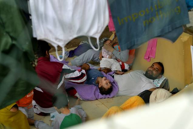 Imigrantes ilegais descansam em centro de acolhimento na ilha italiana de Lampedusa
