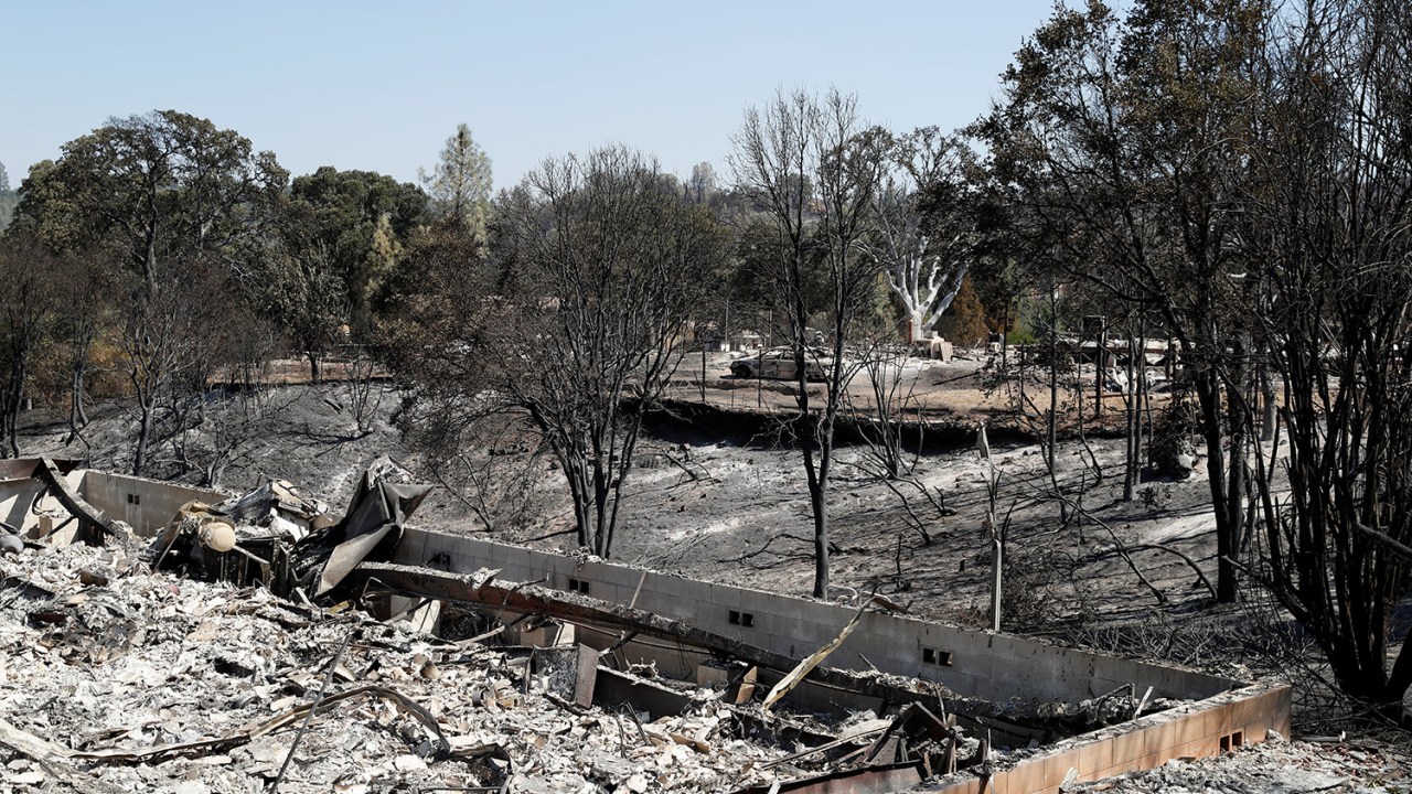 Uma visão geral das propriedades queimadas destruídas pelo fogo em Lower Lake, na Califórnia - 15/08/2016