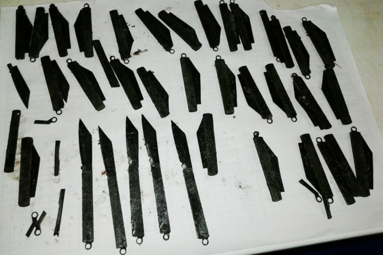 Médicos retiram 40 facas de estômago de um homem, em um hospital de Amritsar, noroeste da Índia