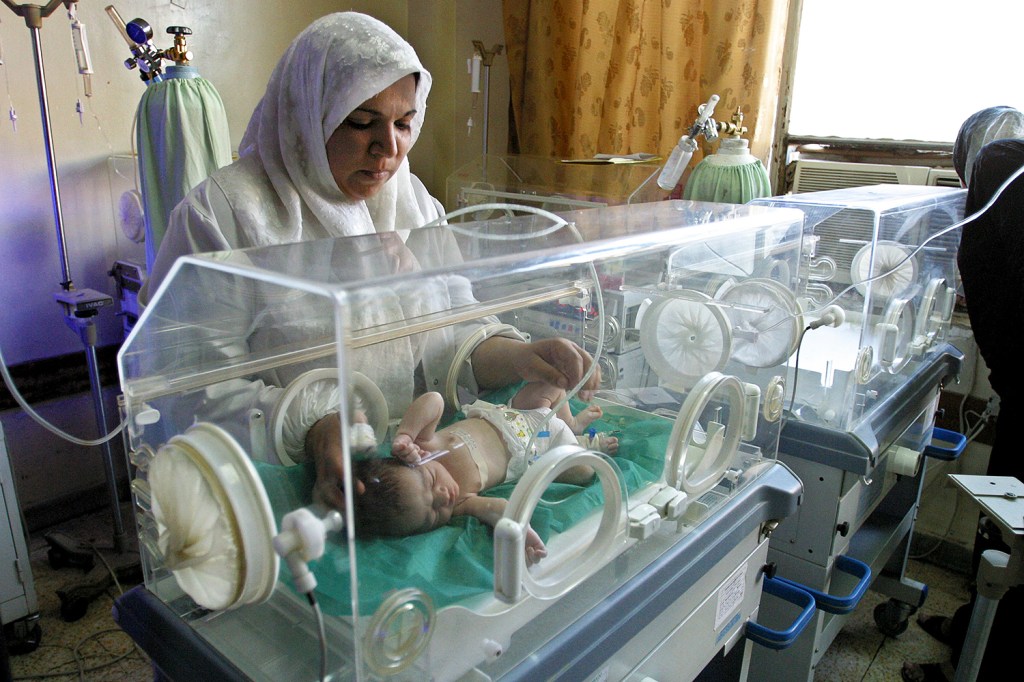 Fogo em hospital de Bagdá mata 11 bebês recém-nascidos - 27/09/2004