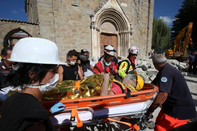 Homem ferido é resgatado após terremoto na cidade italiana em Amatrice, na Itália - 24/08/2016