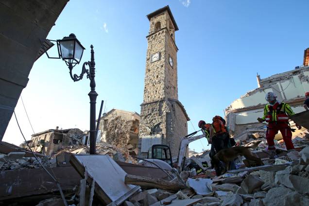 Relógio da torre marca o horário do terremoto na cidade de Amatrice, região central da Itália - 24/08/2016