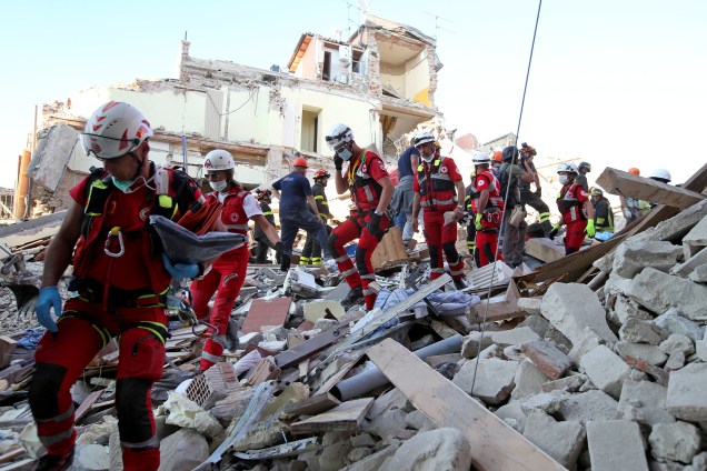 As equipes de resgate procuram por sobreviventes nos escombros após terremoto na cidade de Amatrice, na Itália - 24/08/2016
