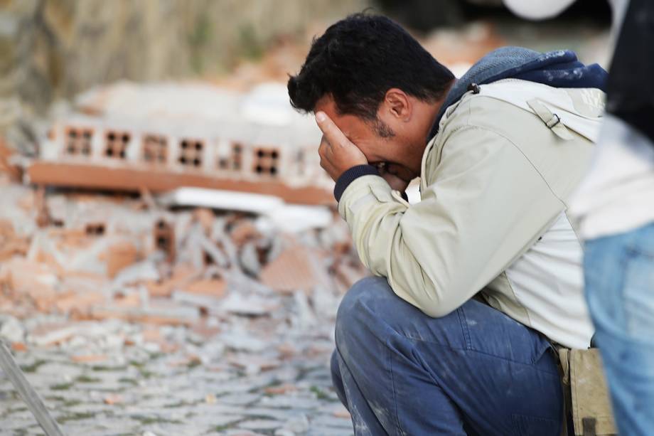 Homem chora ao ver sua casa destruída, após forte terremoto atingir a região de Amatrice, na Itália - 24/08/2016