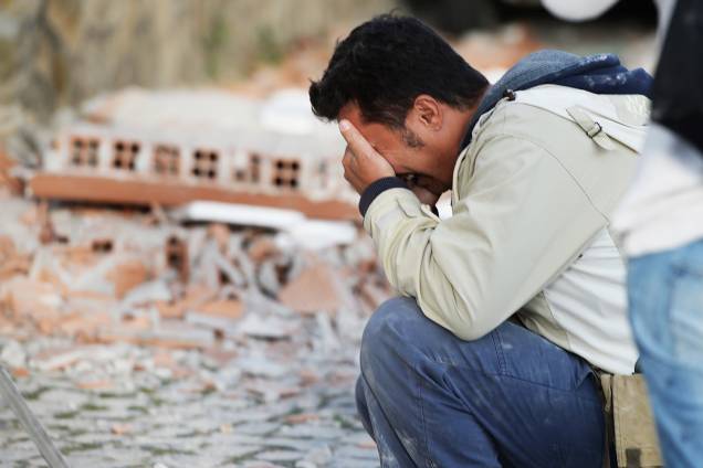 Homem chora ao ver sua casa destruída, após forte terremoto atingir a região de Amatrice, na Itália - 24/08/2016