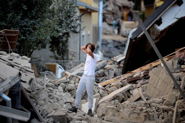 Homem se desespera ao ver prédios destruídos por terremoto na região de Amatrice, na Itália - 24/08/2016