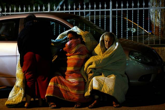 Vítimas do terremoro da Itália se protegem do frio enquanto se preparam para passar a noite na rua após terem suas casas destruídas na cidade de Amatrice - 24/08/2016