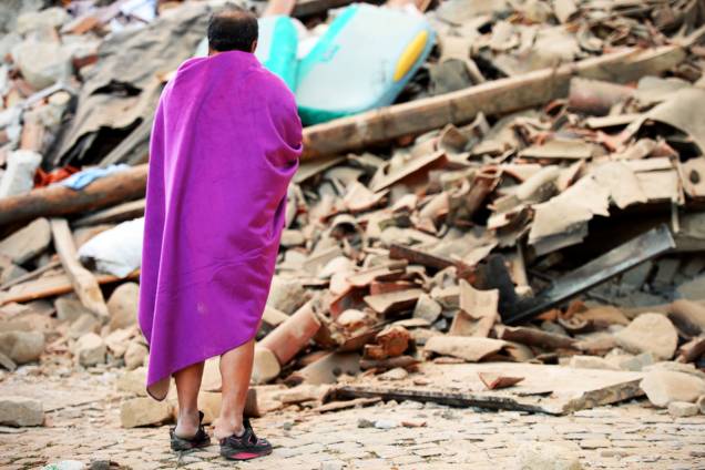 Homem caminha em meio aos escombros de uma casa, após forte terremoto atingir a região de Amatrice, na Itália - 24/08/2016