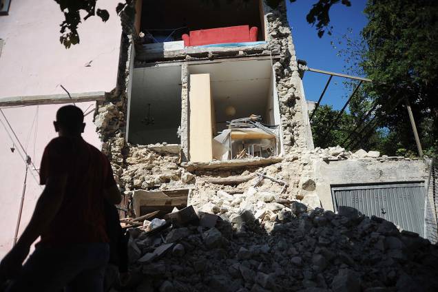 Homem observa prédio destruído em Accumoli, após forte terremoto atingir a região - 24/08/2016