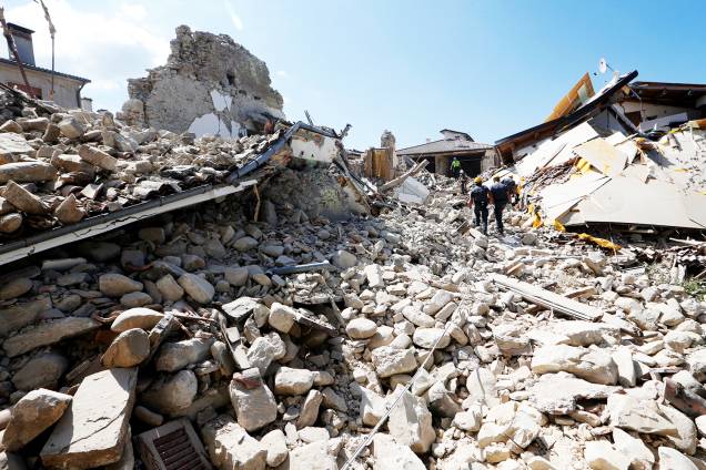 Equipes de resgate procuram vítimas em Amatrice, na Itália, após terremoto de 6,2 graus na escala Richter atingir a região  - 24/08/2016