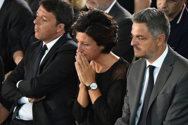O primeiro-ministro italiano Matteo Renzi (esq) e sua esposa Agnese (centro), durante funeral coletivo das vítimas do terremoto que atingiu a região central da Itália - 27/08/2016