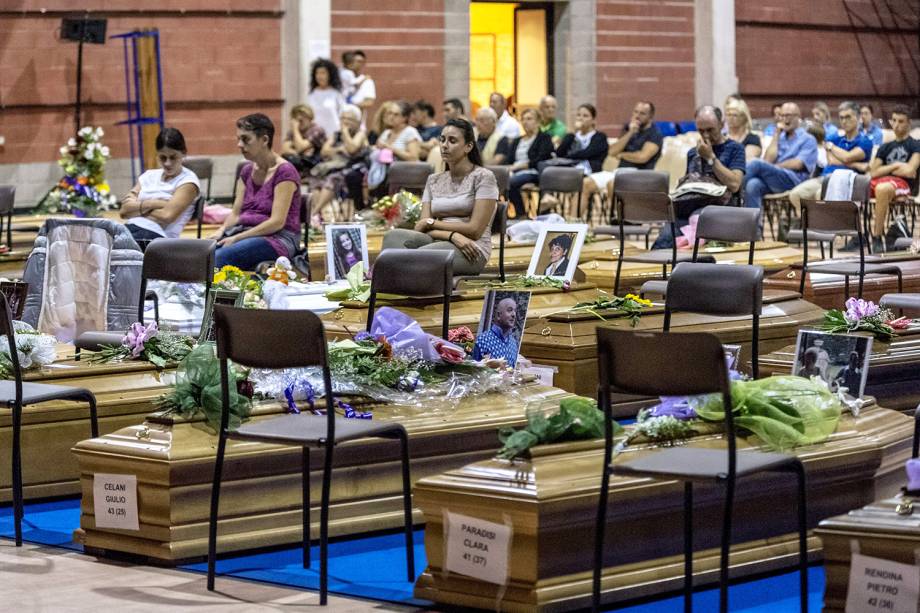 Funeral coletivo das vítimas do terremoto que atingiu a região central da Itália, no ginásio de Ascoli Piceno - 27/08/2016